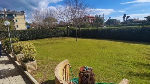 Appartamento al piano terra a 50 metri dal mare : appartamento con piscina e giardino in vendita lido di camaiore Lido di Camaiore